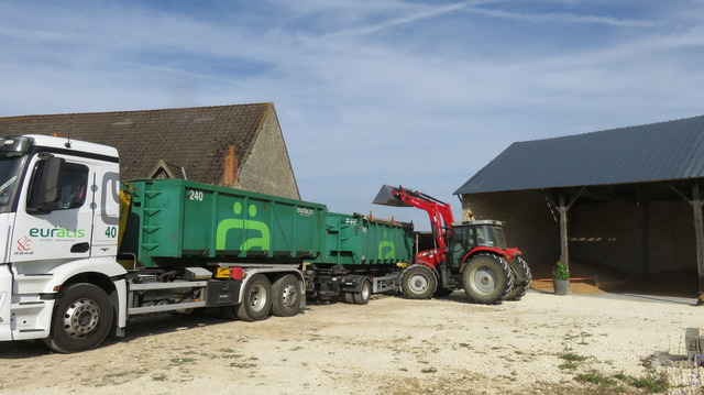 Wer nicht viel Ware bieten kann, für den ist der Verkauf schwierig: Hier werden 44 Tonnen Triticale verladen.