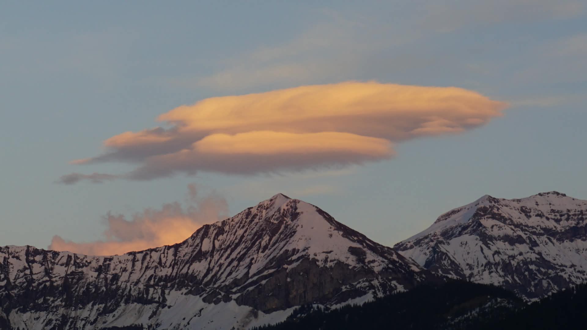 Föhn: Linsenwolke über den Bergen Linsenwolke über den Bergen